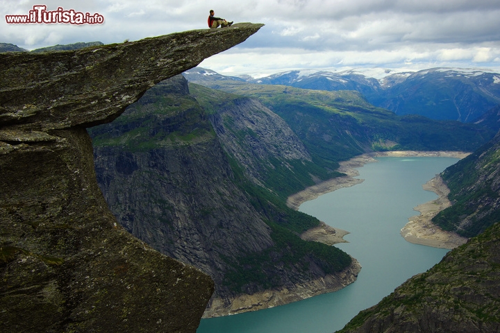 Trolltunga, Odda, Norvegia - La cosiddetta "lingua del Troll", Trolltunga , è un pezzo di roccia granitica che si staglia in modo impressionante come un trampolino orizzontale fuori dalla montagna sopra Skjeggedal, nei pressi di Odda, in Norvegia. Camminare su questa passerella naturale, lunga 10 m e larga meno di 5 è una vera emozione, e la tentazione di accovacciarsi è di solito...irresistibile, causa senso di vertigine. La lingua di roccia è sospesa a 350 metri di altezza al di sopra del lago artificiale Ringedalsvatnet. Fino al 2004 una funicolare consentiva di raggiungere questo luogo panoramico, ora però è possibile farlo solamente a piedi, con un percorso titale, andata e ritorno, di circa 23 km.