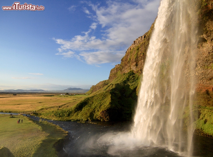 Seljalandsfoss (Cascata Liquida), Islanda - Alta "appena" 60 metri si getta da una falesia che borda la costa sud dell'Islanda