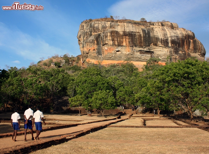 Sigiriya, sito archeologico dello Sri Lanka -  E' chiamata la roccia del leone, un luogo sacro per i cingalesi, e al contempo spettacolare per i turisti