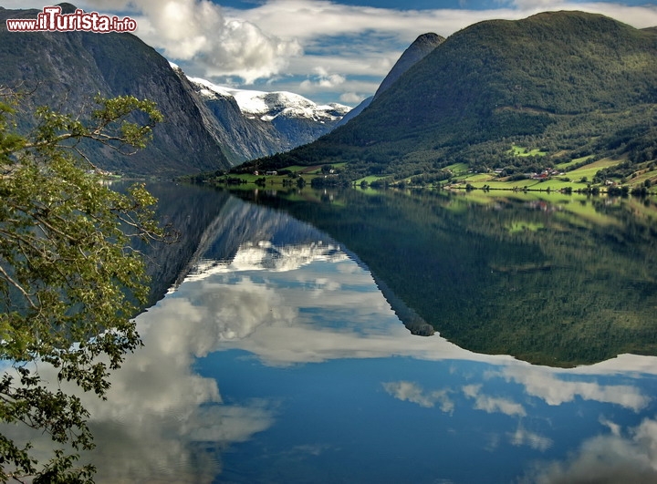 Sognefjorden vicino a Balestrand, Norvegia -  L'erosioni dell'ultima glaciazione hanno disegnato paesaggi da favola lungo le Alpi Norvegesi