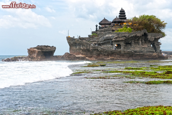 Tempio di Tanah Lot, isola di Bali - Si trova sull'omonimo scoglio, una particolare formazione rocciosa stratificata su cui, alla metà del 16 secolo,  Danghyang Nirartha fece costruire questo tempio balinese-hinduista. Si tratta di un luogo molto suggestivo, che già in precedenza era stato considerato dai locali, come una roccia sacra. Una leggenda vuole che alla base della roccia, vivano dei velenosi serpenti di mare, pronti a difendere il luogo da spirti maligni ed invasori. In lingua balinese Tanah Lot significa Terra-Mare una parola appunto che spiega la duplicità di questo sito, in cui le rocce e l'oceano si contengono gli spazi disponibili sulla costa sud-occidentale dell'Isola di Bali, in Indonesia.