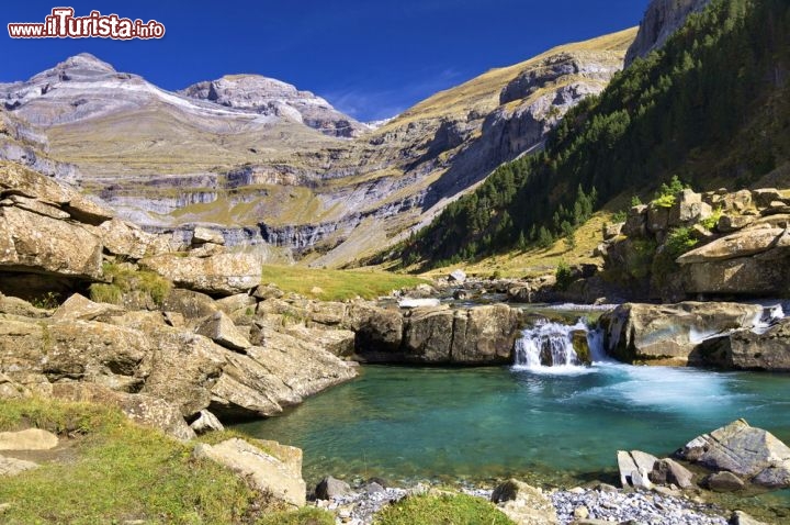 Valle di Ordesa e Monte Perdido dei Pirenei, Spagna - Nel cuore delle montagne che separano la Francia dalla Spagna, la natura ha creato delle splendide valli glaciali, oggi solcate da torrenti cristallini. Una di questa, sul versante spagnolo è la valle di Ordesa, dominata dalla spettacolare sagoma del Monte Perdido che supera i 3.350 metri di altezza. Dal 1982 questa zona è stata resa parco Nazionale, per preservare questi paesaggi e soprattutto le numerose specie animali e vegetali che vivono in questi luoghi idilliaci - © pedrosala / Shutterstock.com