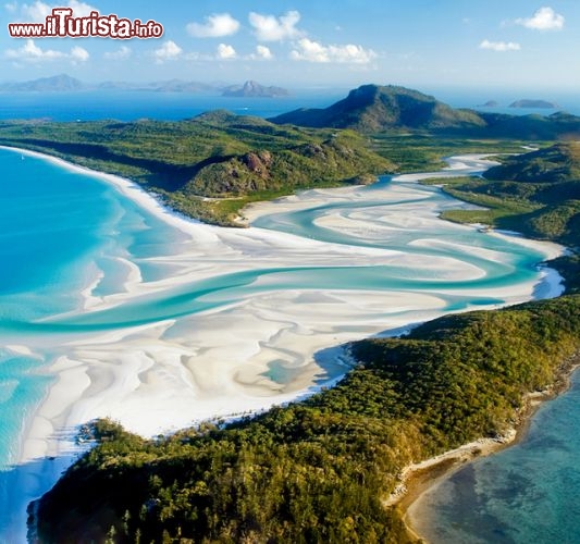 Whitehaven Beach, Whitsundays Islands, Queensland Australia - E' sicuramente una delle spiagge più belle del mondo, ed assume una connotazione altamente spettacolare durate le fasi di bassa marea. Le Isole della Pentecoste, o Whitsundays Islands, si trovano nella porzione centro meridionale della Grande Barriera corallina nel Queensland, in Australia, ed offrono tratti di mare cristallino, ideali per snorkeling ed immersioni. La bellezza di questa spiaggia è data dall'interazione tra le acque del mar dei Coralli con quelle di un fiume dell'isola di Whitsunday, cosa che regala morfologie sinuose, con il turchese e verde delle acque che si intrecciano con il bianco accecante delle sabbie purissime: contengono oltre il 98% di quarzo! Una curiosità: su questa spiaggia è... vietato fumare!