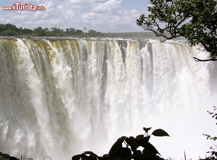 Victoria Falls (Cascate Vittoria), Zimbabwe -  Sono considerate le cascate più belle di tutta l'Africa