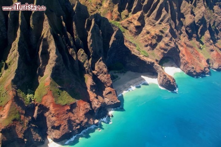 La Costa di Na Pali, isola di Kauai, Hawaii -  Scogliere alte fino a 600 metri a strapiombo sull'Oceano Pacifico