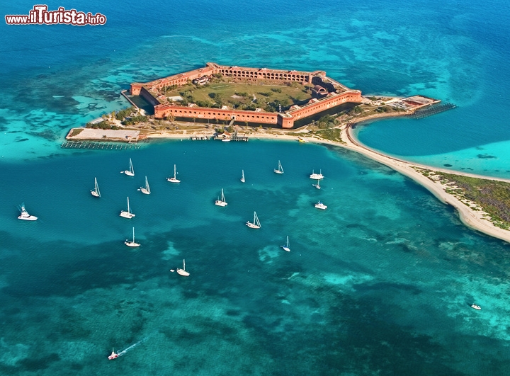 Fort Jefferson Dry Tortugas National Park, Florida -  Una vera e propria città fantasma fortificata, sorta per combattere la pirateria nei Caraibi. Si trova nell'arcipelago delle Florida Keys