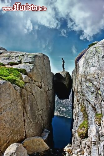 Il Kjeragbolten, montagne di Kjerag in Norvegia -  Non male stare sospeso su questo masso, con sotto di voi un vuoto di almeno 1.000 metri! Ci troviamo nel fiordo di Lysefjord, che rimane abbastanza vicino a Stavanger. Per raggiungerlo bisogna lasciare la strada asfaltata che segue il fiordo, e fare una camminata di una lunghezza di 10 km circa. Certo un po' faticoso, ma potreste fare una foto riicordo da fare invidia agli amici. Comunque niente paura: il masso è ben solido e si trova li dal tempo delle ere glaciali, e ha resistito anche al peso di Matt, che ci ha ballato sopra! Foto, cortesia: stinebamse