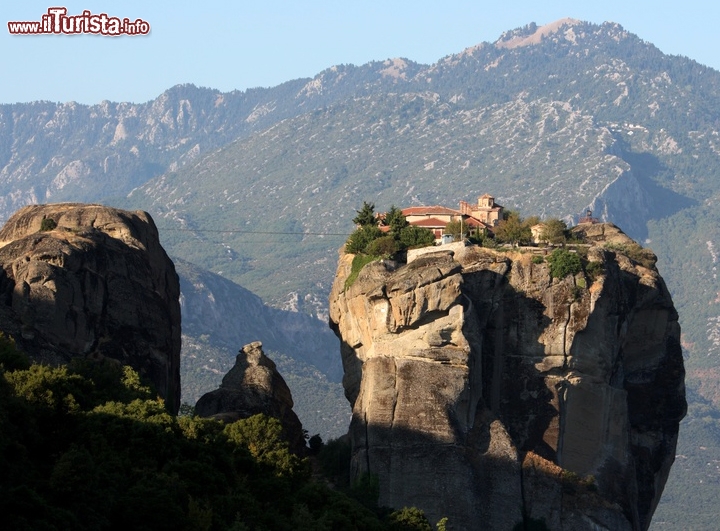 I Monasteri delle Meteore, Grecia -  Sono delle rocce a conglomerato, dei vecchi delta fluviali, sollevati e spezzati da erosione e terremoti con sopra dei importanti monasteri ortodossi