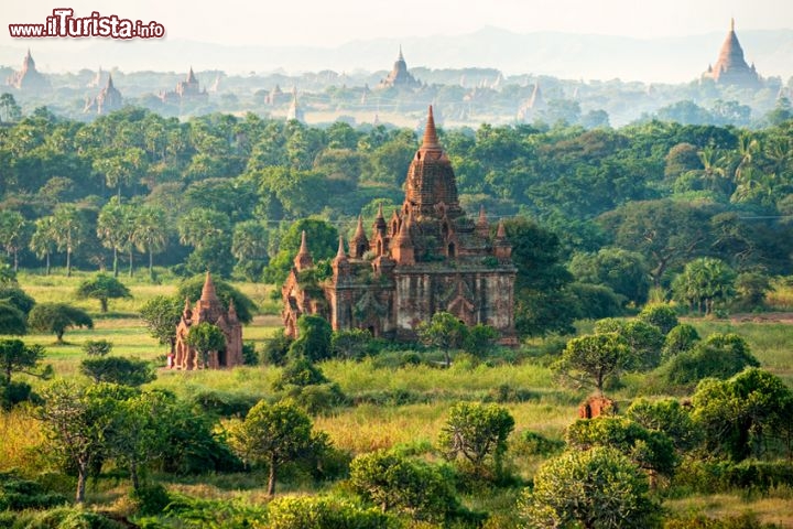 Bagan (Arimaddanapura, Ex Pagan), Birmania -  Capitale dell'omonimo regno (1000 e il 1200 sec. d.C.) è cosparsa di 13.000 edifici votivi come templi, pagode e monasteri