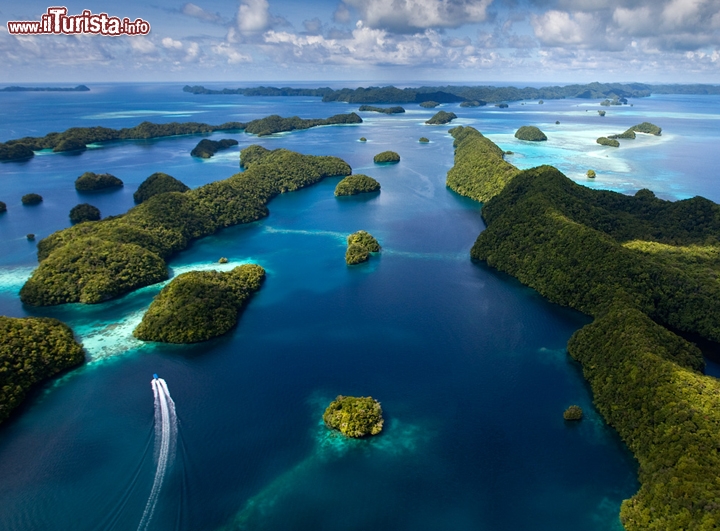 Le Rock Islands di Palau (Koror) -  foto cortesia Ian Shive. E' uno spettacolare arcipelago di scogli calcarei nel Pacifico, ricoperti da vegetazione tropicale