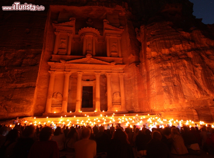 Petra di notte, Giordania -  La città dimenticata dei Nabatei accoglie i turisti con le sue chiese scavate nella roccia arenaria rosa, suggestiva anche di notte