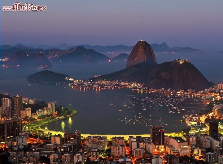 Rio de janeiro , Brasile -  con il monolito del Pao Azucar il Pan di Zucchero, uno dei simboli della città, come visto dal Corcovado