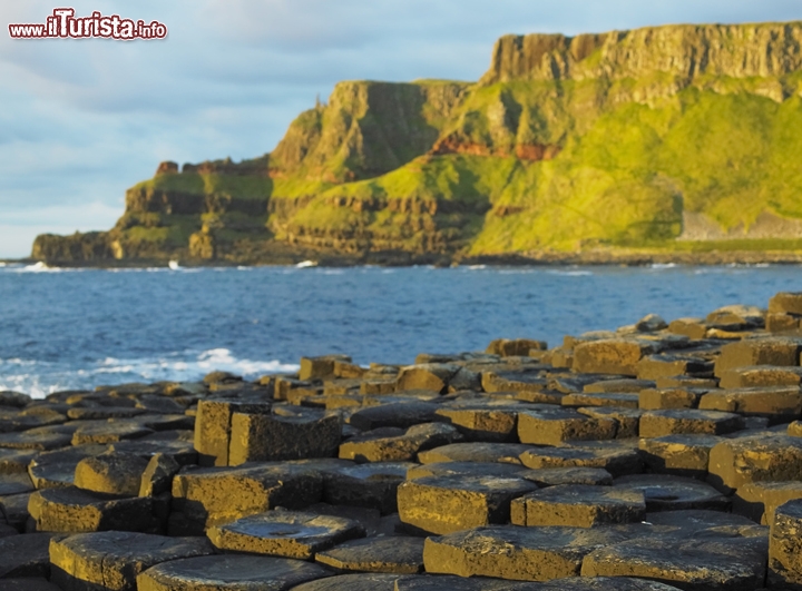 Il Selciato dei giganti (Giant Causeway) in Irlanda -  Basalti a canna d'organo sembrano i gradini di una gigantesca scala di roccia