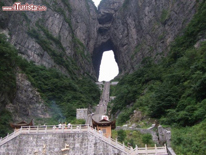 La montagna di Tianmen (Parco Nazionale), ovvero la "Porta Celeste o porta per il Paradiso", si trova a soli 8 chilometri a sud della città di Zhangjiajie, Hunan in CIna. Il luogo è famoso per l'arco naturale, gigantesco, che si apre tra le rocce calcaree ed è raggiungibile salendo una spetttacolare scalinata. Per chi non vuole fare troppa fatica, la cima è raggiungibile con una cabinovia, costruita dai francesi, che è considerata la telecabina più lunga del mondo, oltre 7,4 km e un dislivello di 1289 metri, con partenza dalla stazione ferroviaria di Zhangjiajie. In cima si trova un tempio, costruito durante la Dinastia Tang. L'arco è famoso anche perchè nel 2011 lo spericolato Jeb Corliss, lo ha attraversato in volo con la sua tuta alare!  - © Calvin Chan - Fotolia.com
