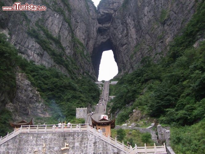 La montagna di Tianmen (Parco Nazionale), ovvero la "Porta Celeste o porta per il Paradiso", si trova a soli 8 chilometri a sud della città di Zhangjiajie, Hunan in CIna. Il luogo è famoso per l'arco naturale, gigantesco, che si apre tra le rocce calcaree ed è raggiungibile salendo una spetttacolare scalinata. Per chi non vuole fare troppa fatica, la cima è raggiungibile con una cabinovia, costruita dai francesi, che è considerata la telecabina più lunga del mondo, oltre 7,4 km e un dislivello di 1289 metri, con partenza dalla stazione ferroviaria di Zhangjiajie. In cima si trova un tempio, costruito durante la Dinastia Tang. L'arco è famoso anche perchè nel 2011 lo spericolato Jeb Corliss, lo ha attraversato in volo con la sua tuta alare!  - © Calvin Chan - Fotolia.com
