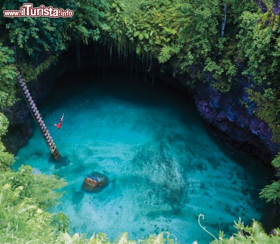 To sua Ocean Trench, isole Samoa - Le parole "to sua" alle isole Samoa, significano "grande buco" e in effetti questo luogo idilliaco che si trova vicino al villaggio di Lotofaga, ricorda uno dei grandi cenotes che si possono vedere nello Yucatan, in Messico. Diversamente da quello che succede laggiù qui l'acqua è salata, dato che la grande pozza è in comunicazione con l'oceano. Per questo motivo il bagno risulta più facile, e le temperature delle acque più gradevoli. Anche le origini geologiche sono diverse, non si tratta di carsismo ma la depressione ha una origine vulcanica. La cavità ha una profondità complessiva di circa 30 metri, e le acque possono essere raggiunte con una lunga scala di legno che si getta dalla cornice di verde tropicale direttamente nel cuore di questa "fossa". L'ingresso è a pagamento, con costo  pari a circa 12 euro per adulti, bambini 5 eruo e gratis per i minori di 7 anni. Davvero una esperienza stile "Laguna Blu"! - Foto cortesia Samoa Tourism Authority.