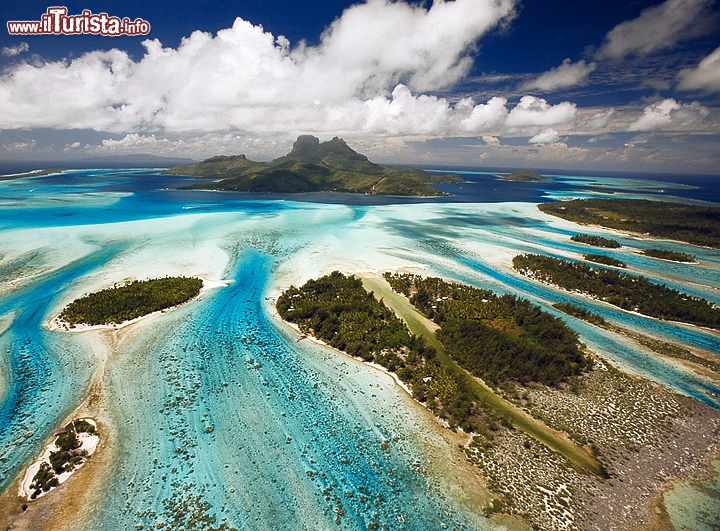 Bora Bora, Polinesia Francese - E' considerato l'atollo più bello del mondo, con la sua spettacolare laguna turchese