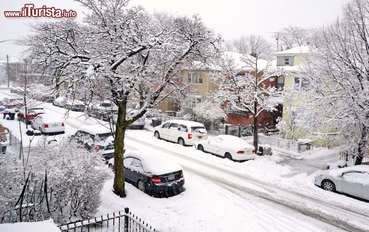 Immagine Neve nel quartiere Queens a New York City - © JellyRollDesigns / Shutterstock.com