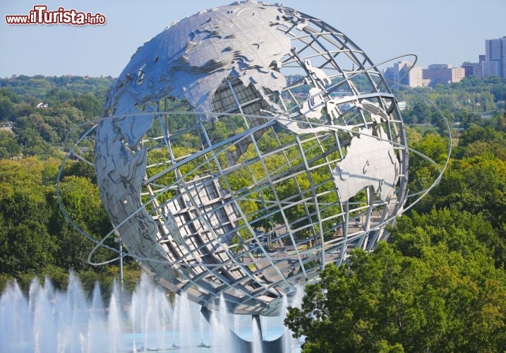 Immagine Resti della fiera Mondiale al Flushing Meadows Corona Park - Leonard Zhukovsky / Shutterstock.com