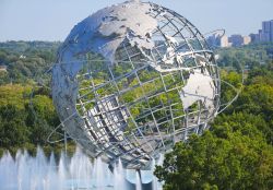 Resti della fiera Mondiale al Flushing Meadows Corona Park - Leonard Zhukovsky / Shutterstock.com