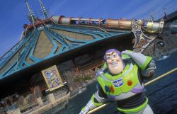 Buzz davanti a Buzz Lightyear Disneyland Paris ...