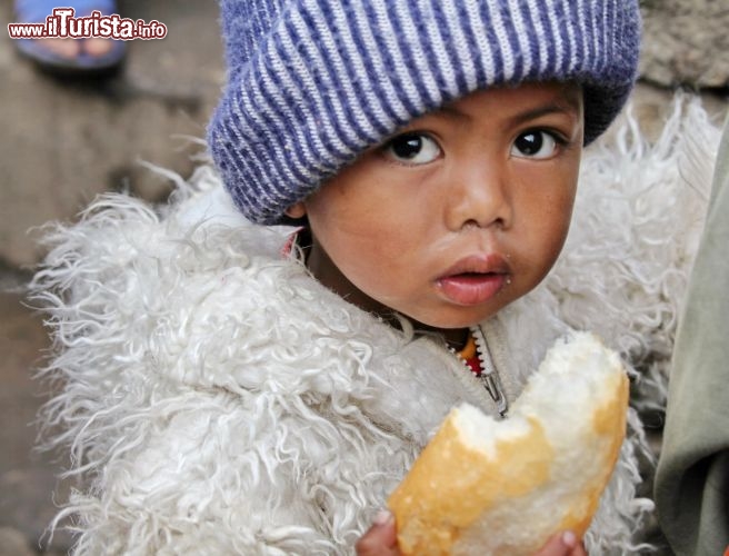 Un bambino Malgascio a Tana sorpreso con un pezzo di pane