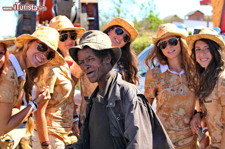 Le ragazze di Donnavventura fanno da cornice ad un tipico cittadino malgascio