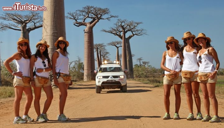 Le ragazze di Donnavventura posano davanti a dei magnifici baobab del Parco Nazionale di Kirindy