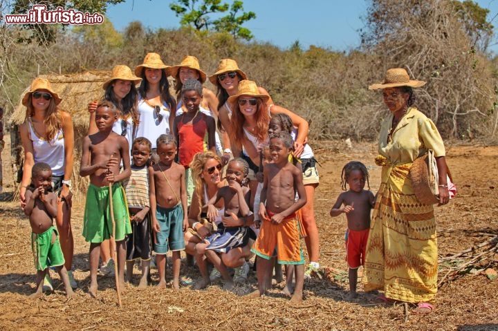 Un villaggio remoto del centro Mdagascar: posa di gruppo con bambini e madre