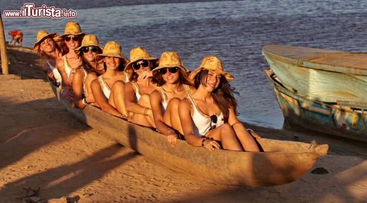 Una canoa malgascia è in grado di ospitare tutte le ragazze di Donnaventura