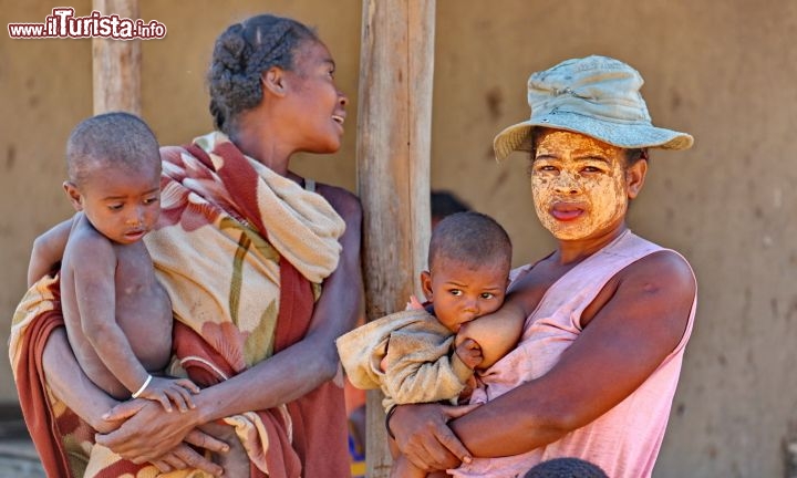 Un quadretto famigliare malgascio. Spesso i visi vengo ricoperti di fango