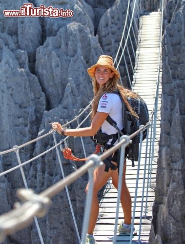 Camminando su di un ponte sospeso del Madagascar, verso le rocce dei Tsingy
