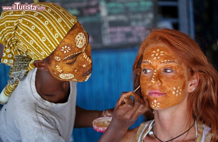 Nel villaggio di Ramena le Ragazze si fanno decorare il viso secondo gli usi tradizionali