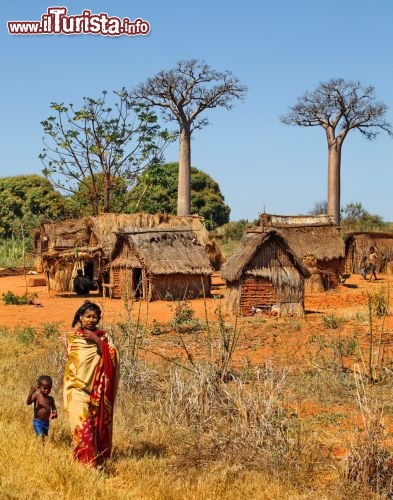 Tipico villaggio Malgascio con i baobab