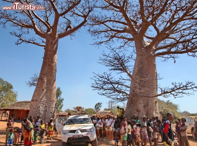 Le ragazze di Donnavventura in un villaggio del Madagascar