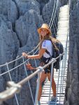 Camminando su di un ponte sospeso del Madagascar, ...