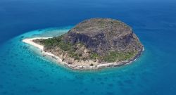 Vista da elicottero di una isola del nord del ...