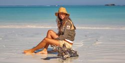 Veronica posa sulla spiaggia incontaminata di ...