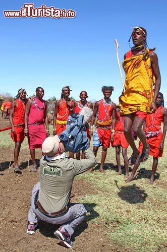 Le danze dei Masai, con dei salti impressionanti - copyright Donnavventura