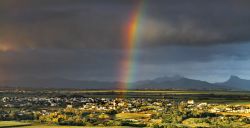 Una arcobaleno accende di colori Mauritius