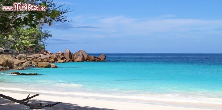 La famosa Anse Georgette sull'isola di Praslin   - copyright Donnavventura