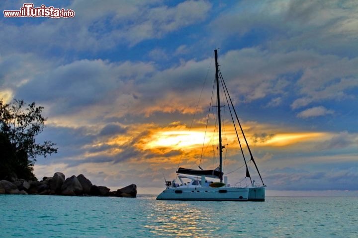 Anse Georgette, un catamarano al tramonto  - copyright Donnavventura