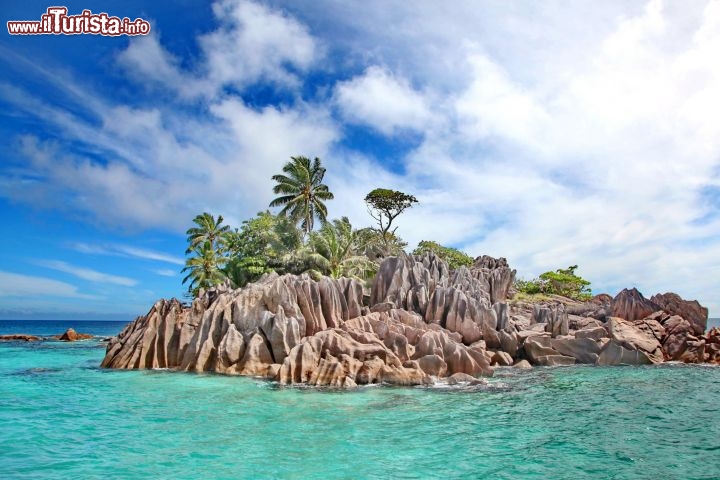 Un isolotto di granito vicino a Praslin  - copyright Donnavventura