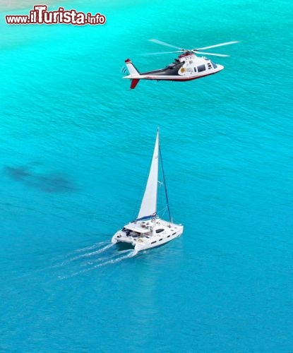 Veduta aerea dell'elicottero e del Catamarano Bionika alle isole Seychelles   - copyright Donnavventura