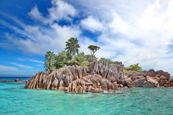 Un isolotto di granito vicino a Praslin  - copyright ...