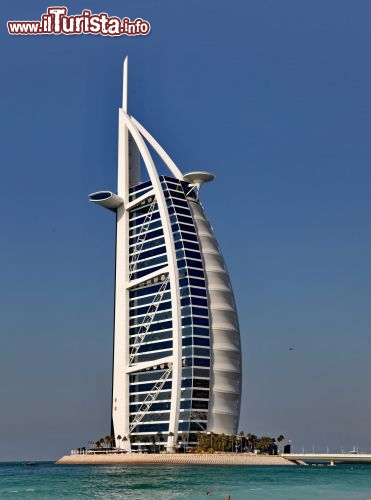 L'hotel Burj al Arab, visto dalla spiaggia di Dubai 