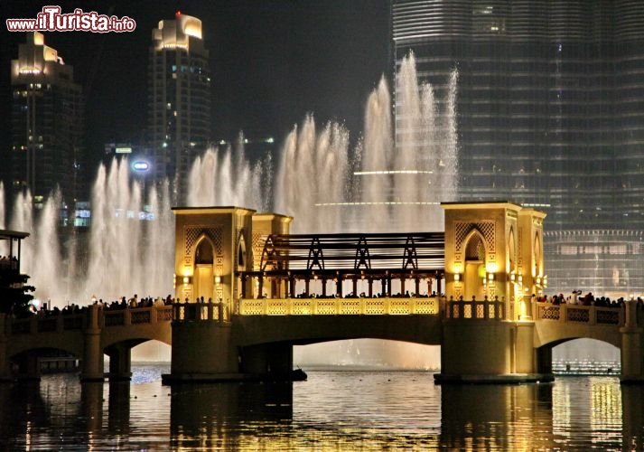 Dubai Fountain con Burj Khalifa sullo sfonfo