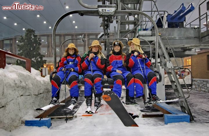 Le ragazze pronte alla discesa a Ski Dubai