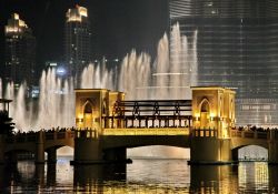 Dubai Fountain con Burj Khalifa sullo sfonfo