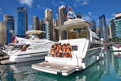 Le Ragazze prendono il sole a Dubai marina